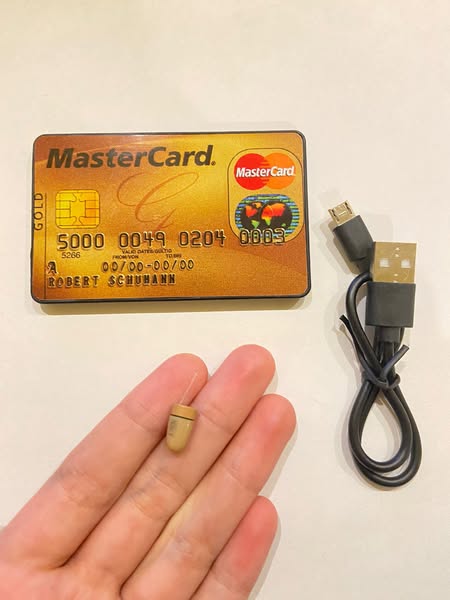 Teléfono GSM Ultra Fino tipo Tarjeta + Pinganillo (Nano Auricular)